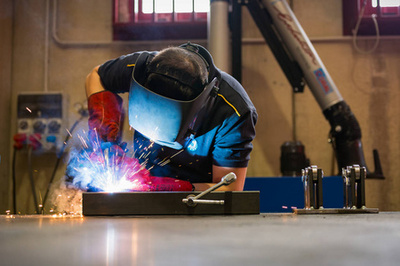 危境邊緣的焊花 不安全位置下的金屬切割作業隱患與設備制造責任